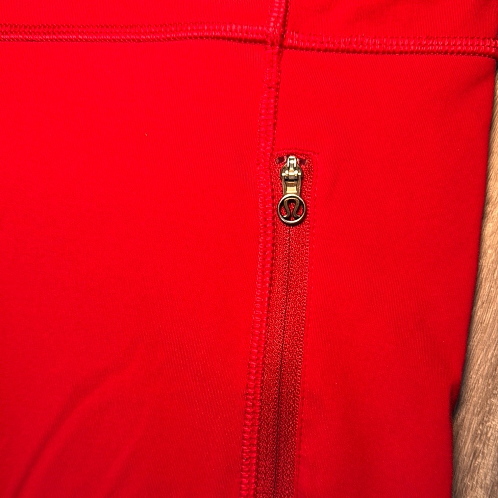 Lululemon Red cropped Leggings – Size 6, Zipper Pockets - Picture 3 of 7
